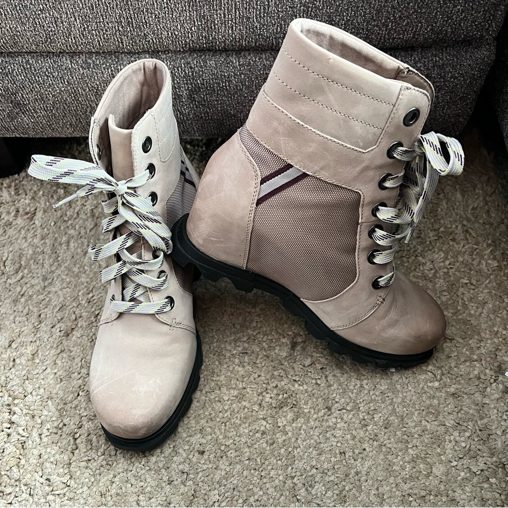 Sorel Women's Joan of Arctic Wedge III Lexie Boots (Taupe) NL4364-264 Worn Once
